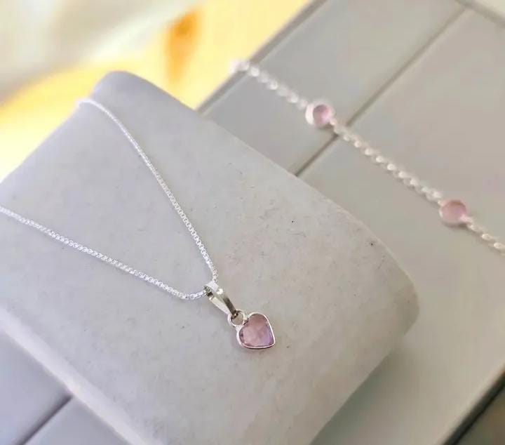 Colar de prata com pingente coração de quartzo rosa e pulseira