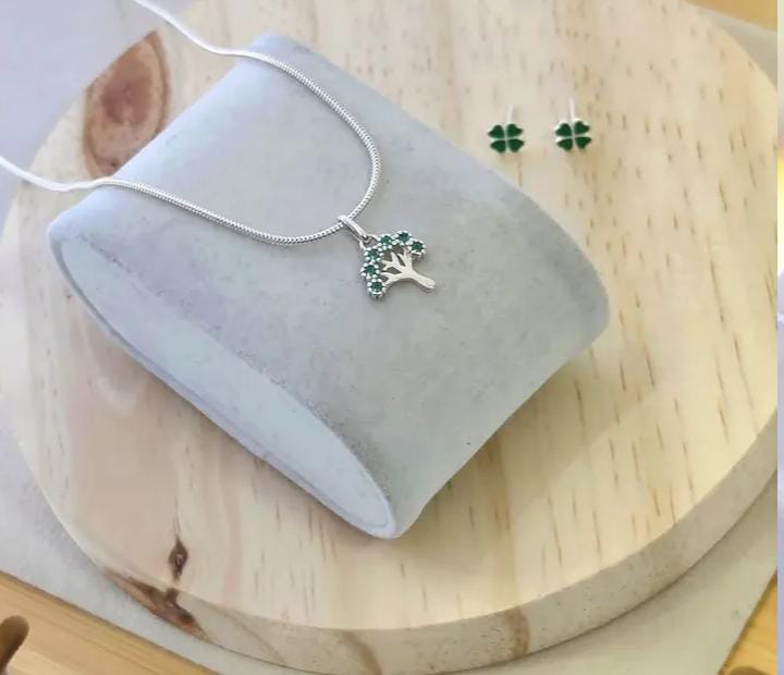 Colar árvore da vida em prata com pedras verdes e brincos trevo