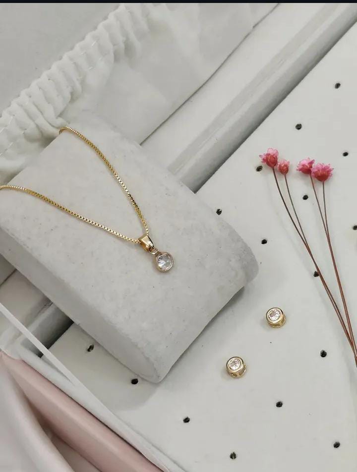 Colar dourado ponto de luz com brincos combinando