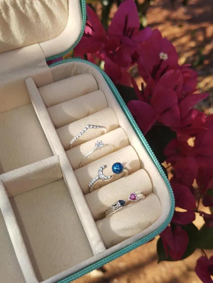 Conjunto de anéis de prata com zircônias e pedra azul em estojo