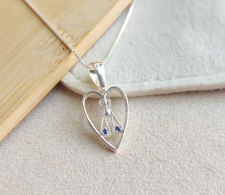 Colar de prata com pingente coração e detalhe em azul